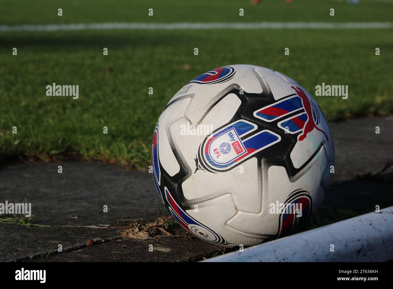 Pallone EFL Puma sul bordo del campo da calcio Foto Stock