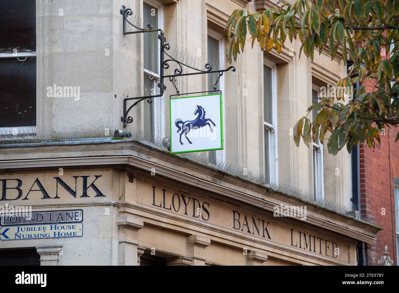 Godalming, Surrey, Regno Unito. 7 novembre 2023. Una filiale della Lloyds Bank a Godalming High Street nel Surrey. La Lloyds Bank ha temporaneamente trasferito alcuni clienti a dichiarazioni online senza il loro accordo, a causa di problemi attuali con la fornitura di dichiarazioni cartacee che sarebbero dovuti a problemi con il loro fornitore di stampa, Communisis. Credito: Maureen McLean/Alamy Live News Foto Stock