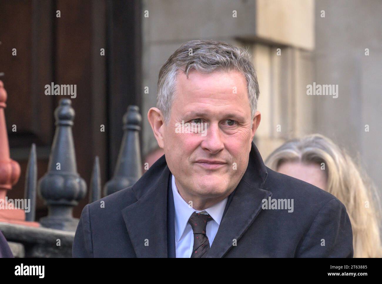 James Stephenson (redattore senior della BBC) lascia un servizio commemorativo a St Martin in the Fields, 7 novembre 2023 Foto Stock