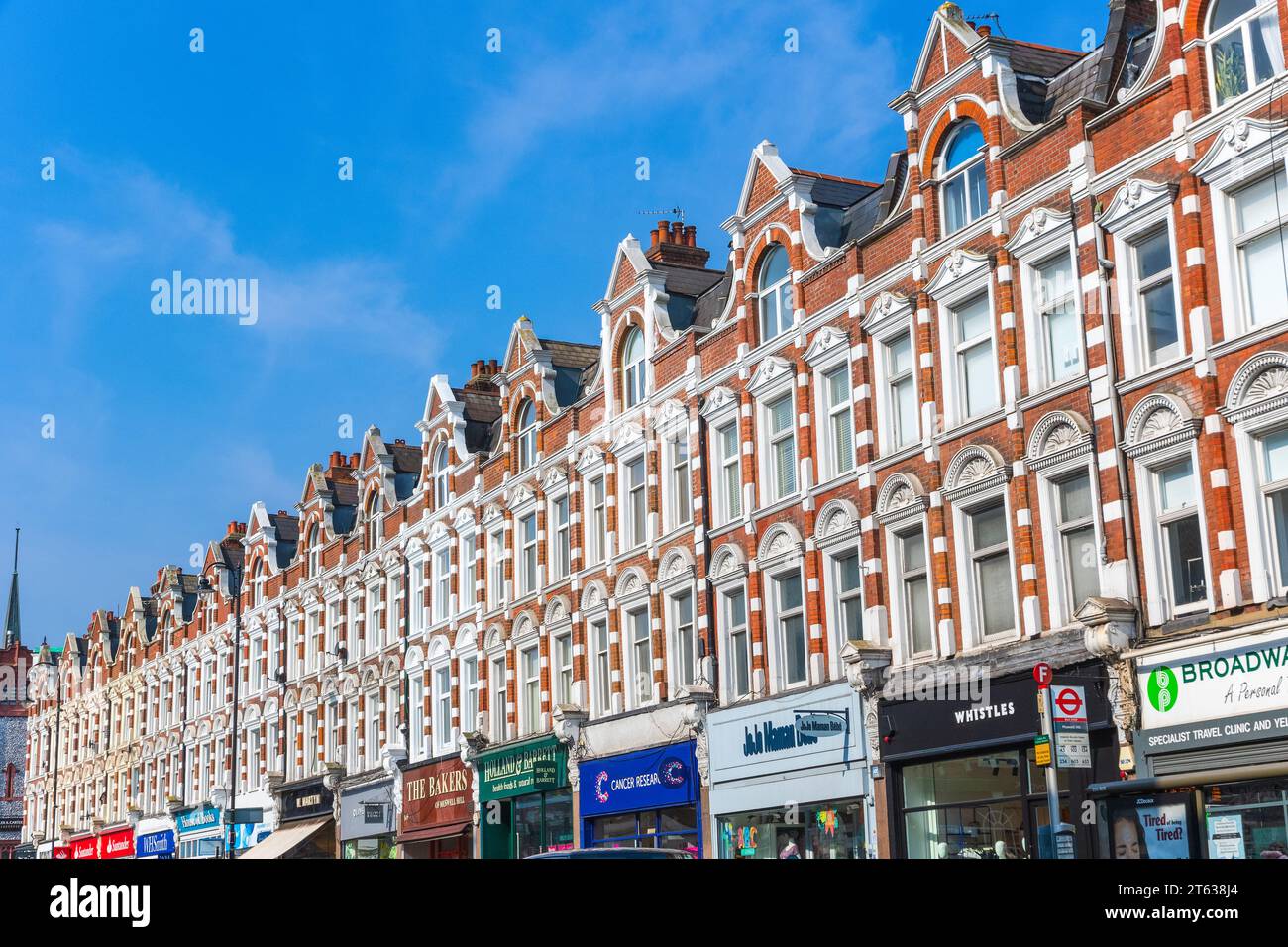 Londra, Regno Unito - 17 aprile 2023 - Row of Shops in Muswell Hill broadway High Street Foto Stock