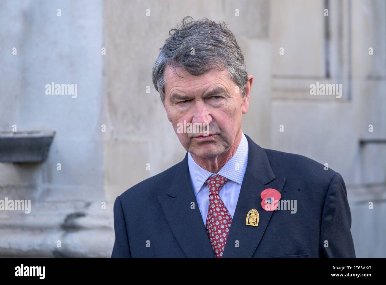 Il viceammiraglio Tim Lawrence (marito della principessa Anna, principessa reale) lascia un servizio commemorativo per George Alagiah (BBC Newsreader) a St Martin in Th Foto Stock