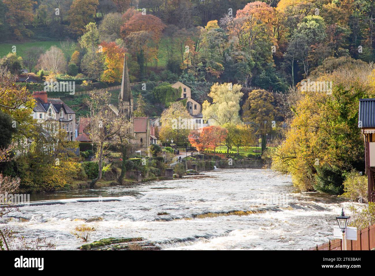Vista lungo il fiume Dee nella città del Galles del Nord di Llangollen in autunno Foto Stock