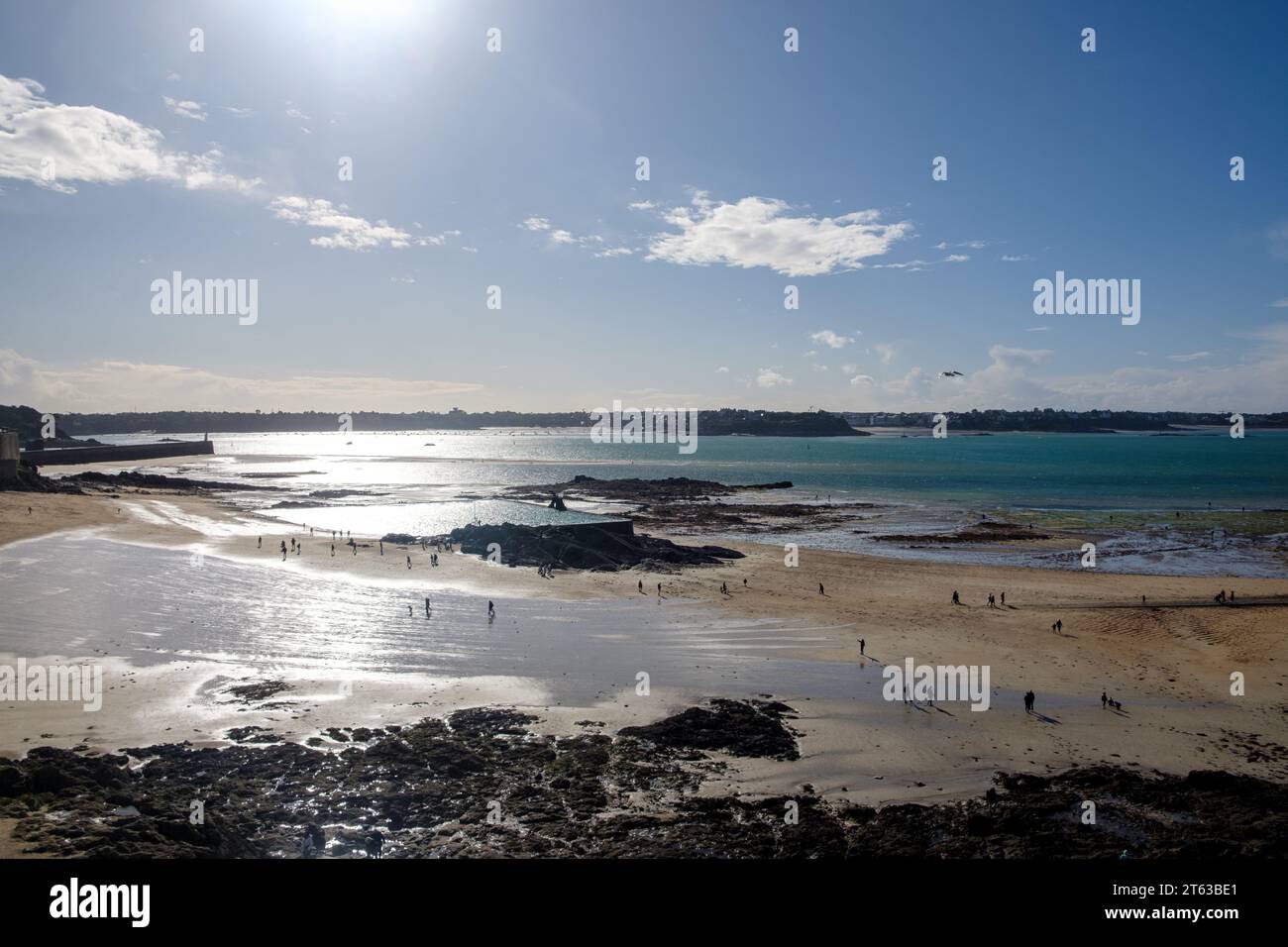 Vista dalle mura di St Malo verso Dinard con la marea fuori e il sole basso nel cielo Foto Stock