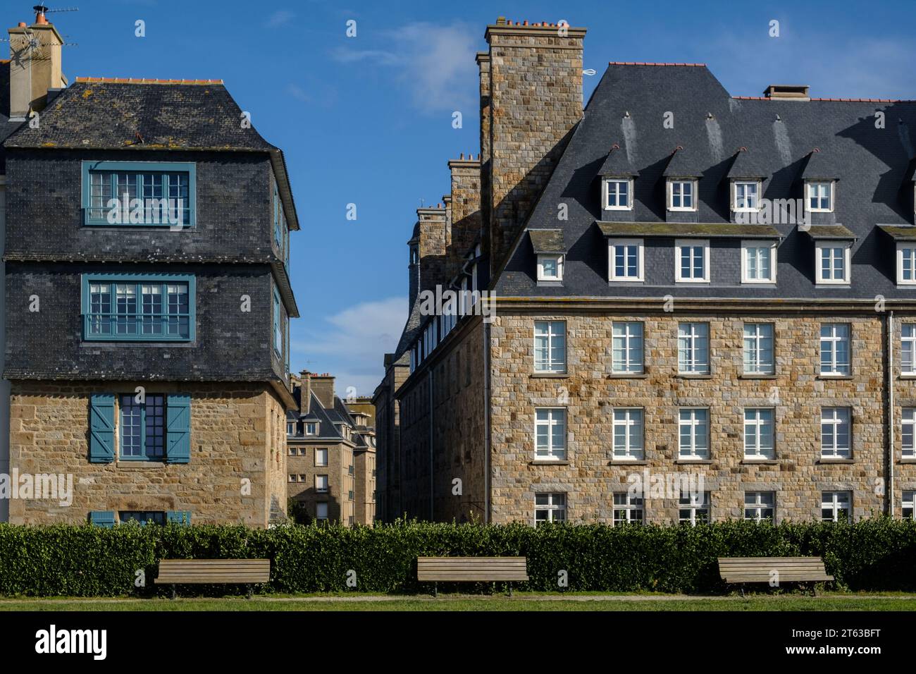 Ammira St Malo Intra-muros dai bastioni lungo Rue Saint-Sauveur Foto Stock