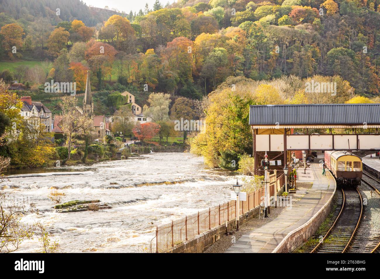 Treno nella stazione di Llangollen nel Galles del Nord lungo il fiume Dee in autunno Foto Stock