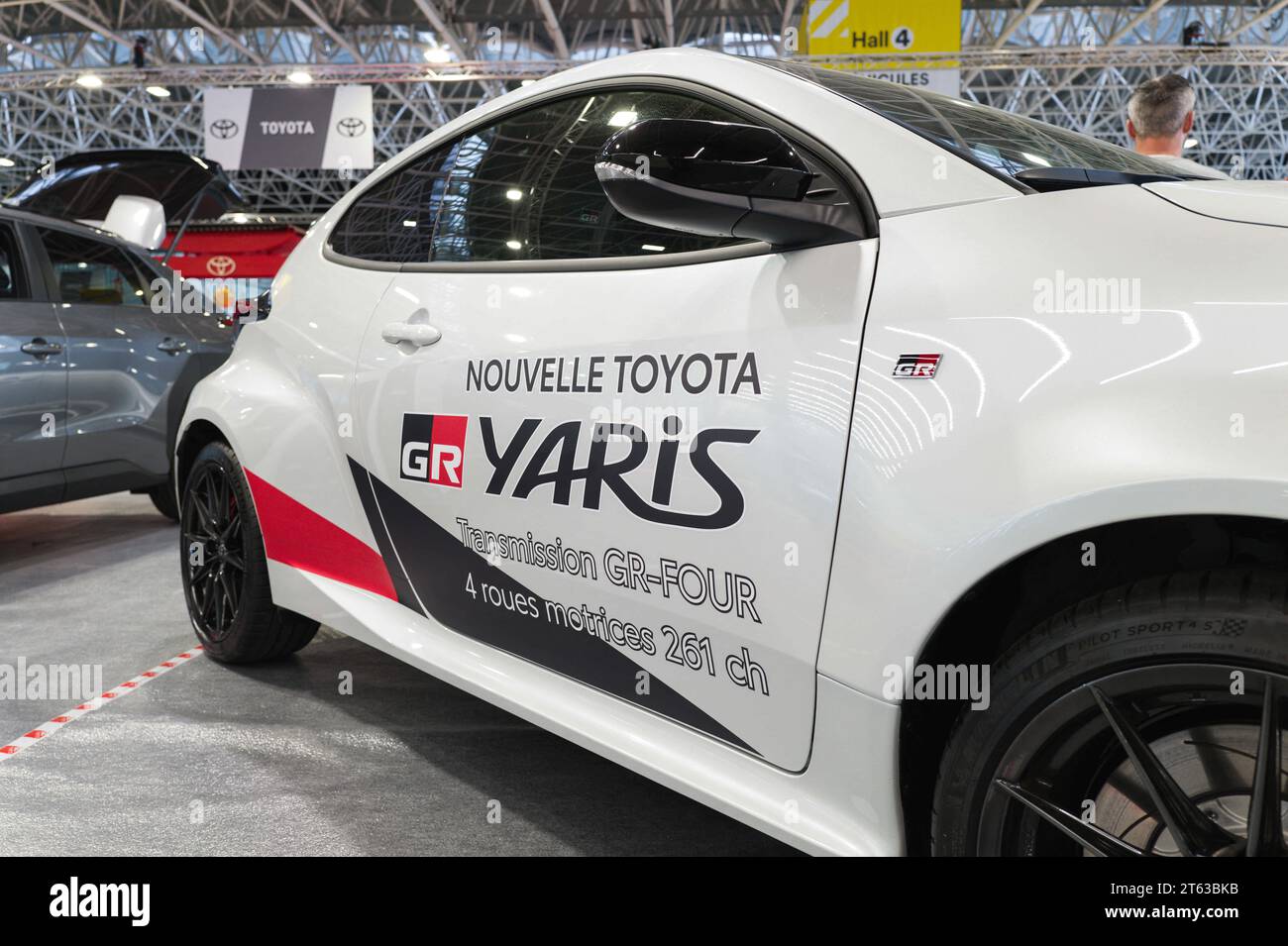 Tolosa, Francia. 30 settembre 2023. Nuova Toyota Gr Yaris sullo stand Toyota. Auto, moto, veicoli commerciali, biciclette e altri veicoli intermedi - oltre 40 marchi e 90 espositori saranno presenti alla fiera Auto Moto & Mobilites, da mercoledì 8 novembre a domenica 12 novembre presso il MEETT, Parc des Expositions Toulouse Convention & Congress Center. Francia, Tolosa 7 novembre 2023. Foto di Patricia Huchot-Boissier/ABACAPRESS.COM Credit: Abaca Press/Alamy Live News Foto Stock