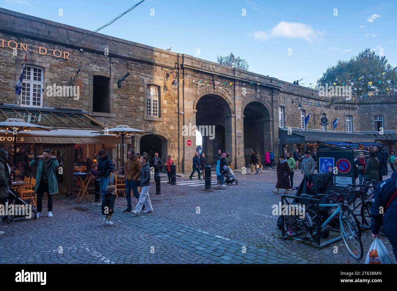 Le porte e la piazza di porte St Vincent, St Malo Intra Muros, una scena di strada in autunno Foto Stock