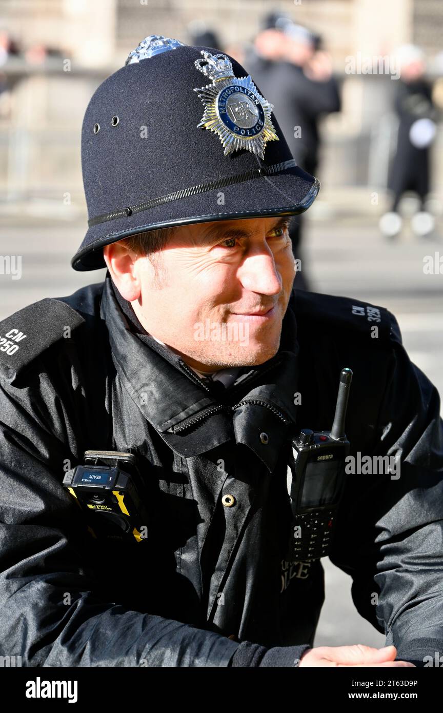 Agente di polizia, apertura statale del Parlamento, Whitehall, Londra, Regno Unito Foto Stock