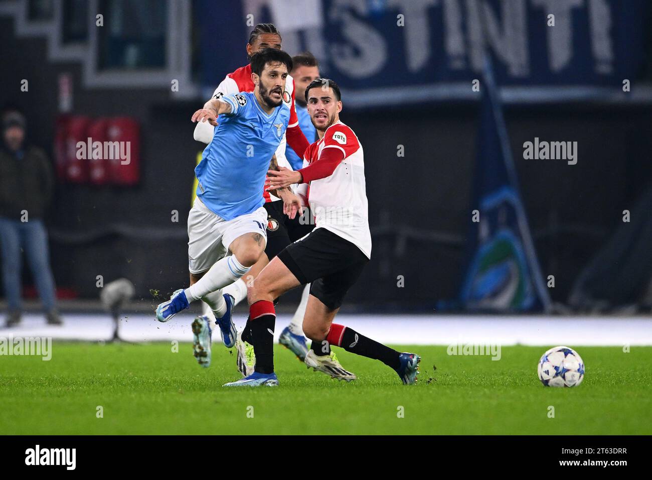 Luis Alberto della SS Lazio e Ramiz Zerrouki del Fayenoord gareggiano per il pallone durante la partita di UEFA Champions League tra la SS Lazio e il Feyenoord Foto Stock