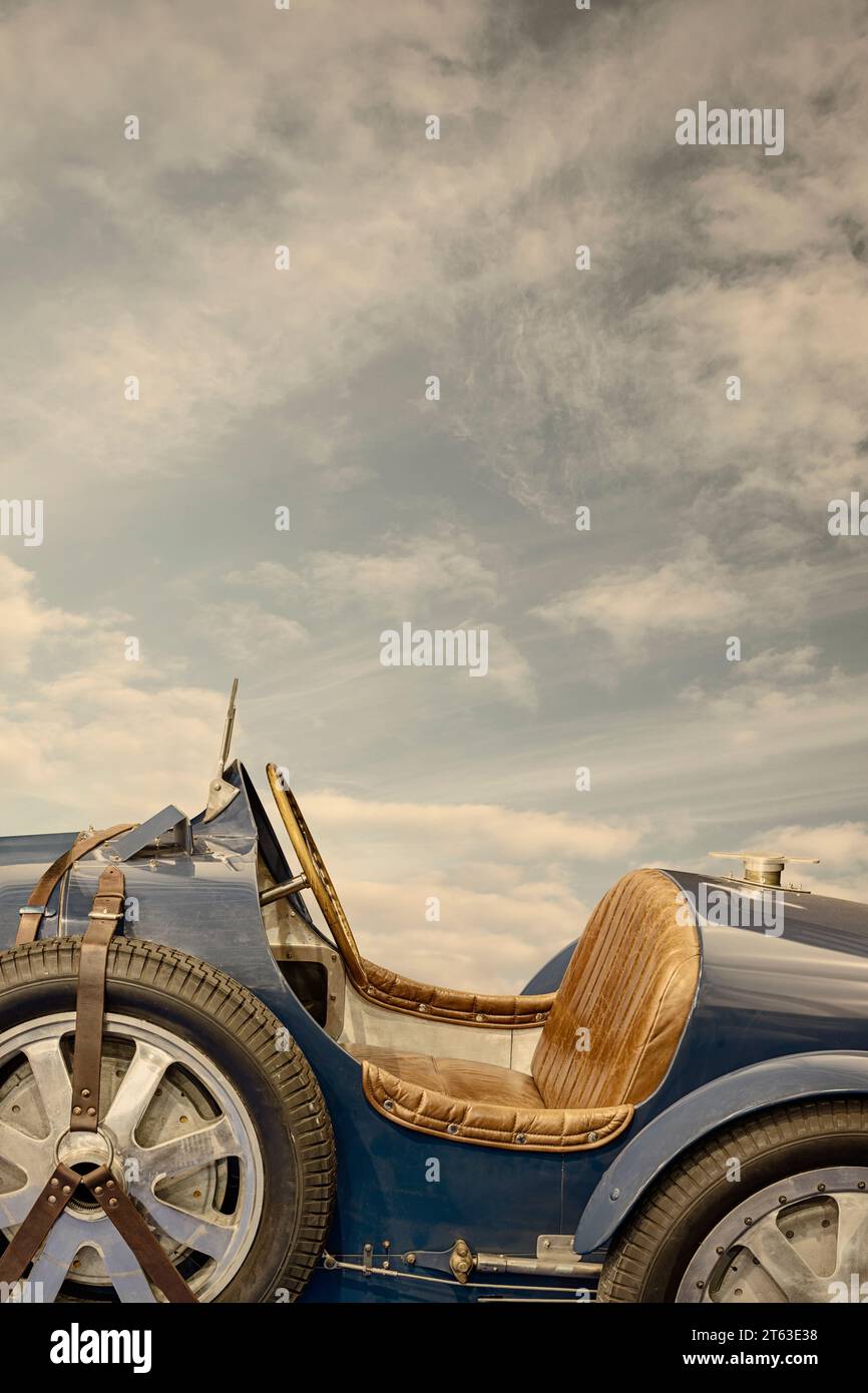 Immagine in stile retrò di una classica auto sportiva francese dell'inizio del XX secolo Foto Stock