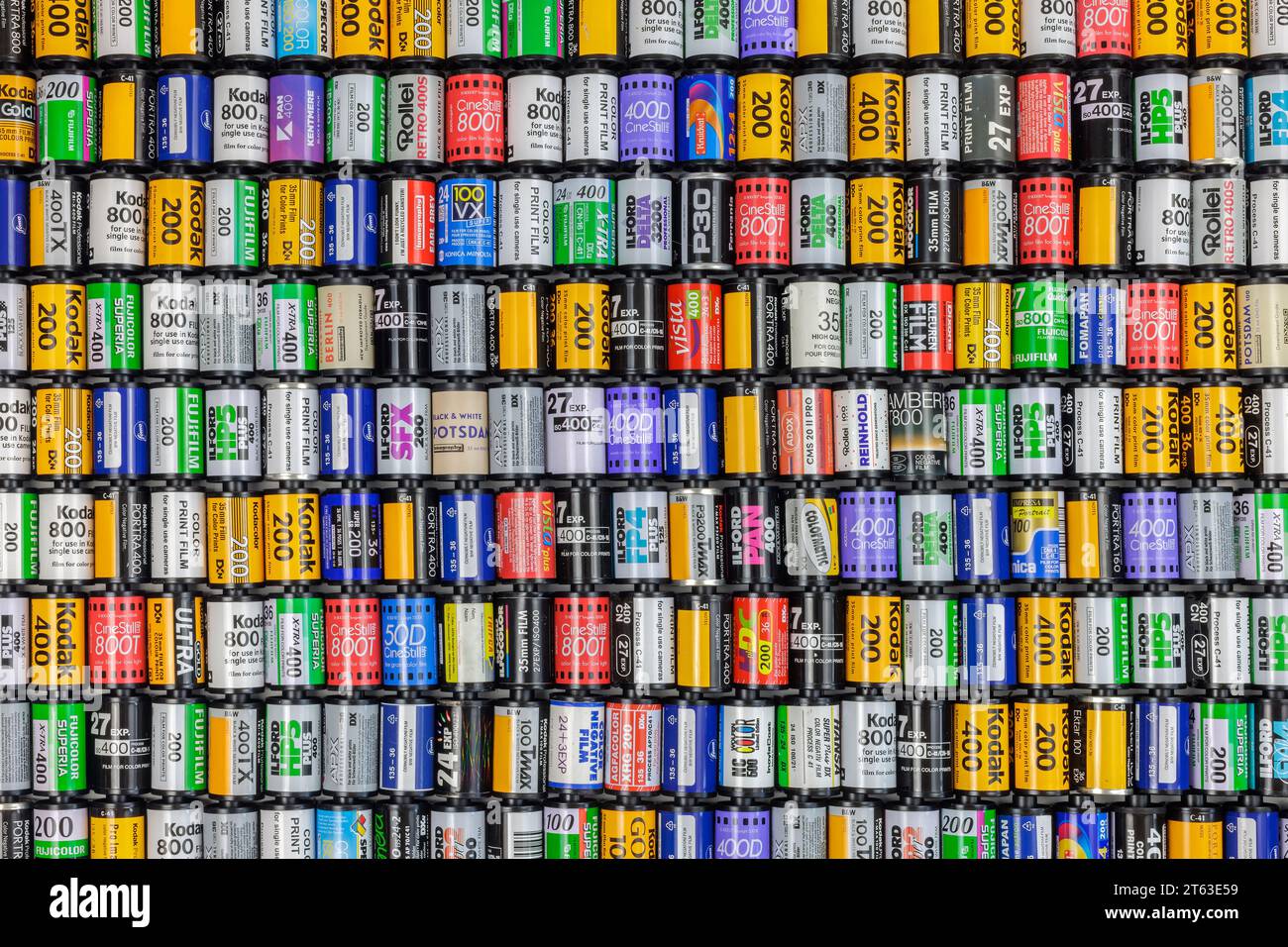 Dieren, Paesi Bassi - 27 ottobre 2023: Grande collezione di cartucce in rotolo Kodak, Fujifilm e altri marchi per fotografia 35 mm Foto Stock