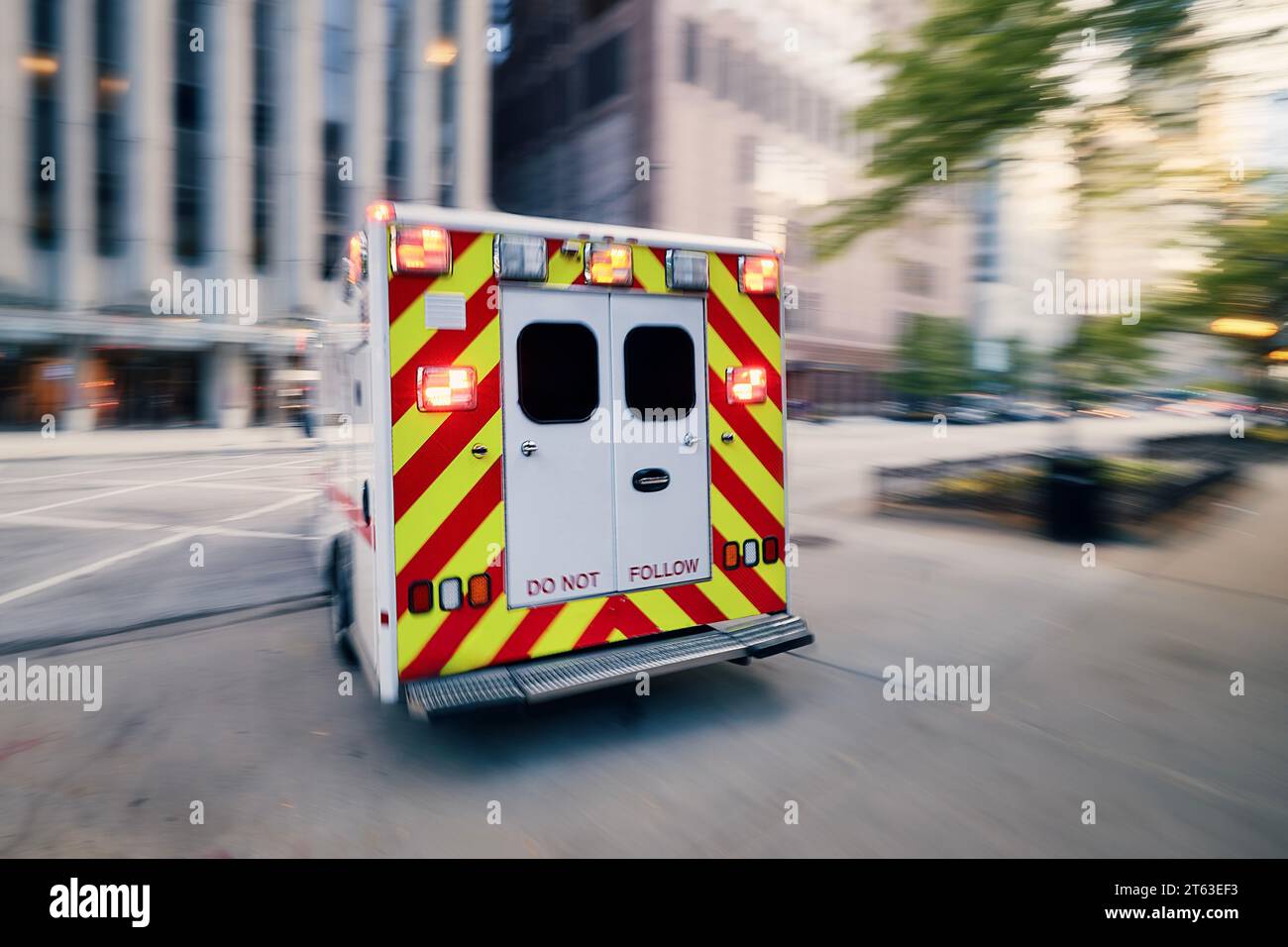 Ambulanza auto di servizio medico di emergenza in movimento offuscato sulla strada della città. Temi assistenza sanitaria, soccorso e urgenza. Foto Stock