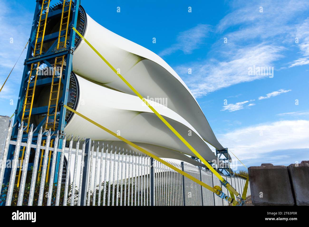 Pale di turbine per parchi eolici offshore impilate nel porto di Killybegs, contea di Donegal, Irlanda Foto Stock