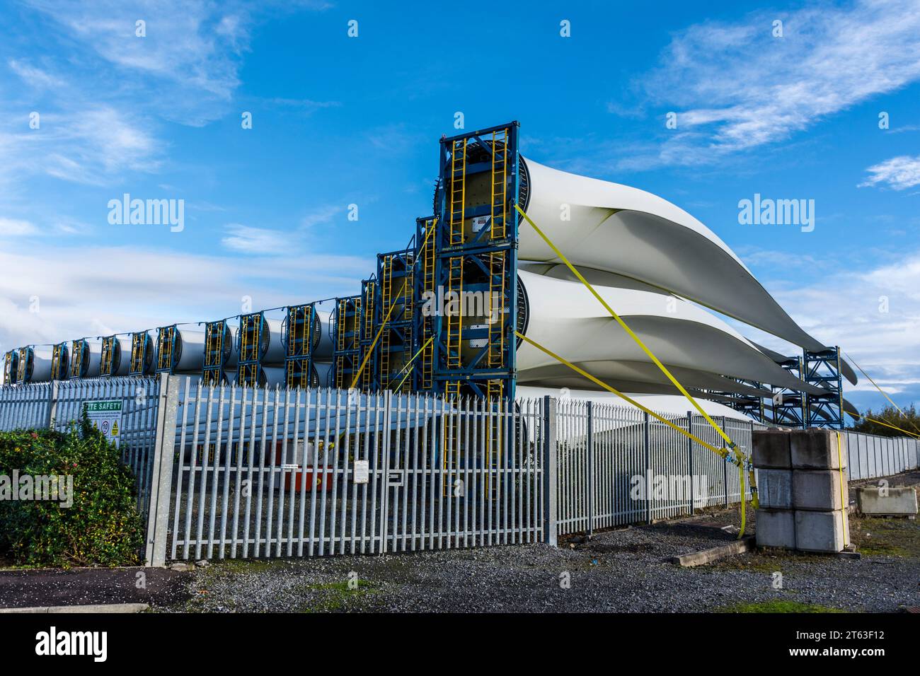 Pale di turbine per parchi eolici offshore impilate nel porto di Killybegs, contea di Donegal, Irlanda Foto Stock