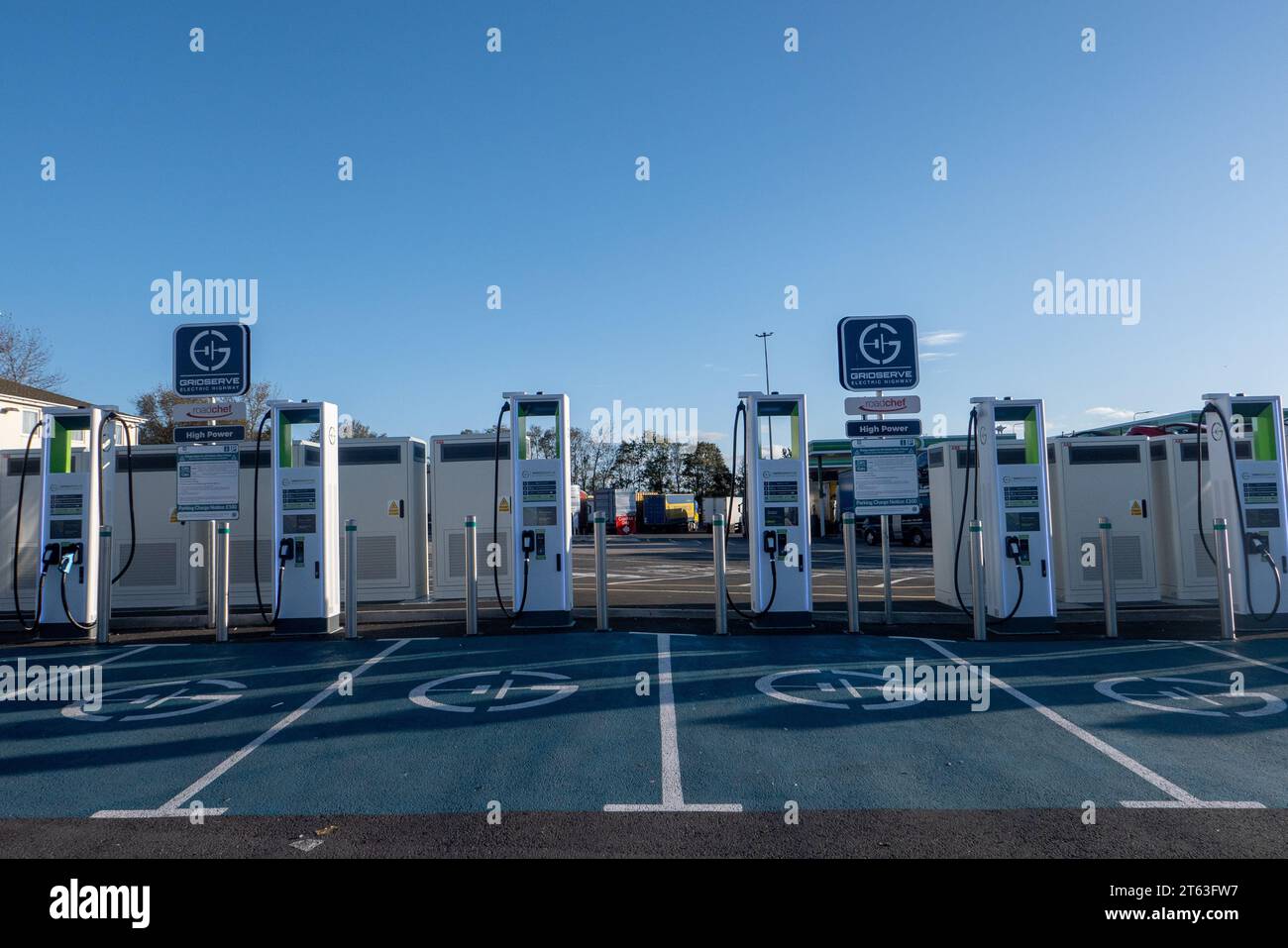 Punti di ricarica elettrici presso il servizio autostradale Watford Gap sulla M1 vicino al villaggio di Watford, Northamptonshire, Inghilterra. Foto Stock