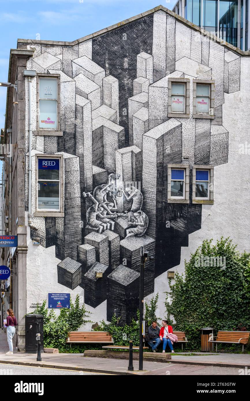 Murale bianco e nero ispirato alla storia delle miniere di granito ad Aberdeen. Dell'artista Phlem di Sheffield. Aberdeen, Scozia, Regno Unito Foto Stock