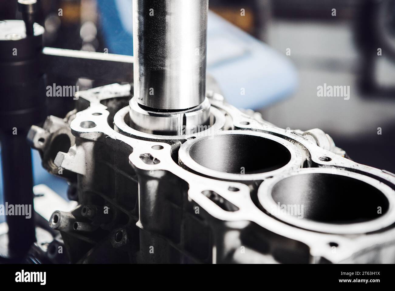 Testata del motore per auto sulla macchina CNC durante la manutenzione del pistone di alesaggio per aumentare la potenza. Foto Stock