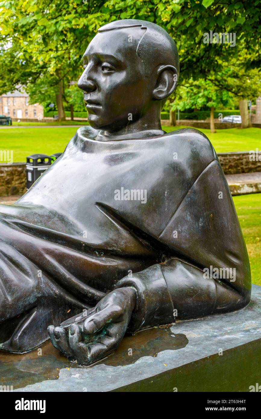 Youth with Split Apple, una scultura di Kenny Hunter, 2005. Bronzo. Presso l'Università di Aberdeen, Old Aberdeen, Scozia, Regno Unito Foto Stock