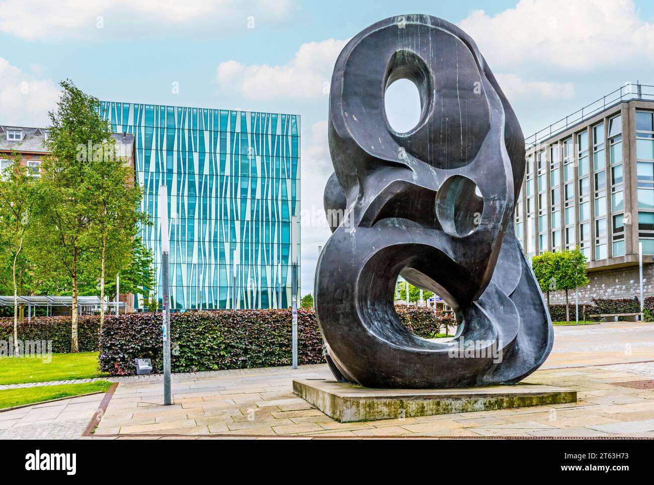 Evolutionary Loop 517, una scultura di Nasser Azam con l'edificio della Sir Duncan Rice Library alle spalle. Aberdeen University, Scozia, Regno Unito Foto Stock
