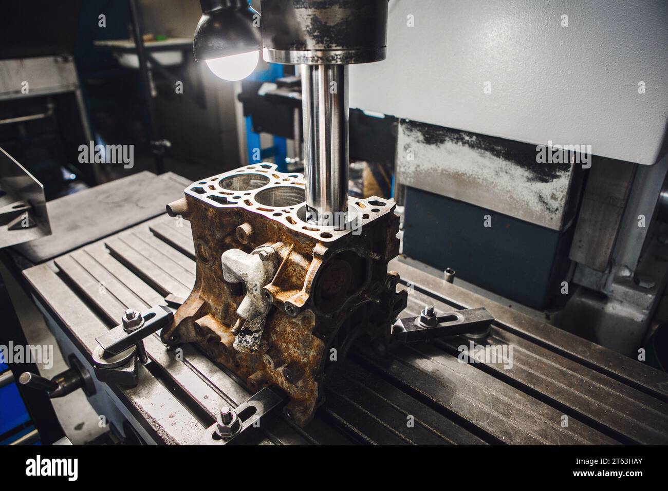 Alesaggio del cilindro motore su macchina cnc. Alesaggio sotto il pistone dopo il manicotto del motore utilizzando una macchina a controllo numerico computerizzato. Foto Stock