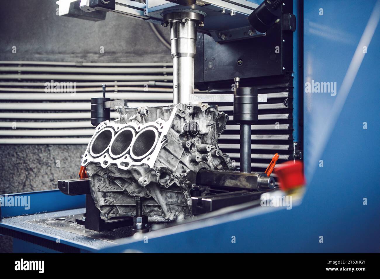 Alesaggio automatico dei cilindri del motore sulla macchina con controllo numerico computerizzato. Riparazione ed eliminazione del punteggio del motore. Foto Stock