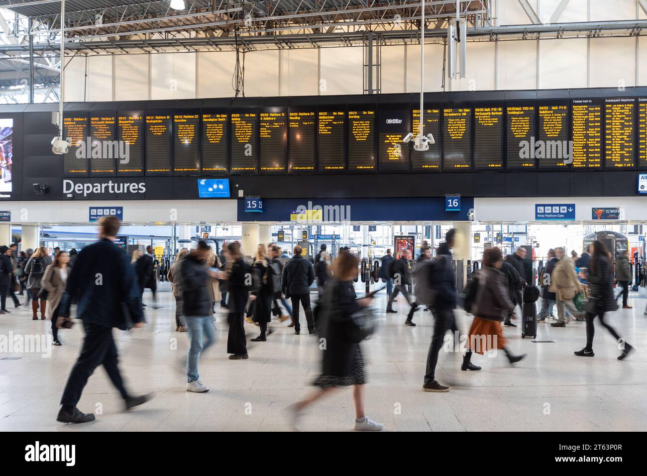 Ora di punta alla stazione ferroviaria di Waterloo a Londra, le persone che viaggiano in tutte le direzioni vengono mostrate rapidamente con una velocità dell'otturatore bassa. Novembre 2023. Foto Stock