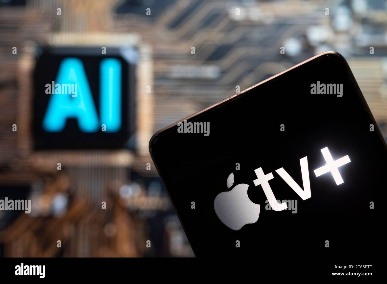 Cina. 3 novembre 2023. In questa immagine fotografica, il servizio di streaming Internet on demand americano fornito da Apple, il logo Apple TV (Plus) visualizzato su uno smartphone con un chip di intelligenza artificiale (ai) e un simbolo sullo sfondo. (Immagine di credito: © Budrul Chukrut/SOPA Images via ZUMA Press Wire) SOLO USO EDITORIALE! Non per USO commerciale! Foto Stock