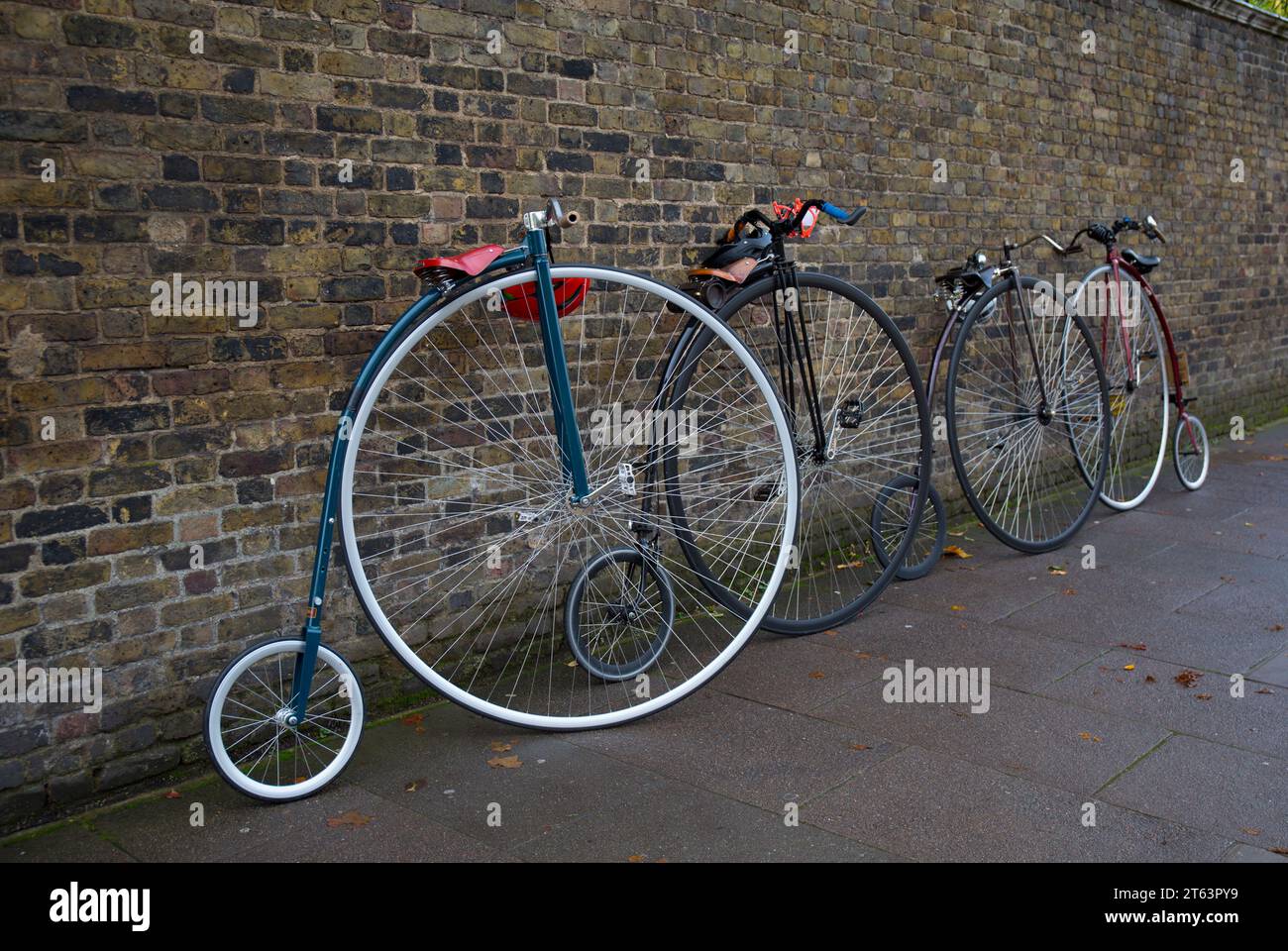 Penny Farthing biciclette ordinarie Concours Marlborough Road St James's Londra a Brighton Veteran Car Run Foto Stock