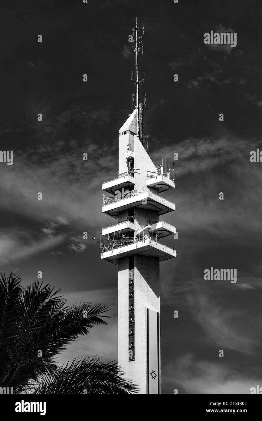 Tel Aviv, Israele - 4 ottobre 2023 - la torre di Marganit è un grattacielo situato a HaKirya, Tel Aviv, Israele. Completato nel 1987, l'edificio è di 138 m. Foto Stock