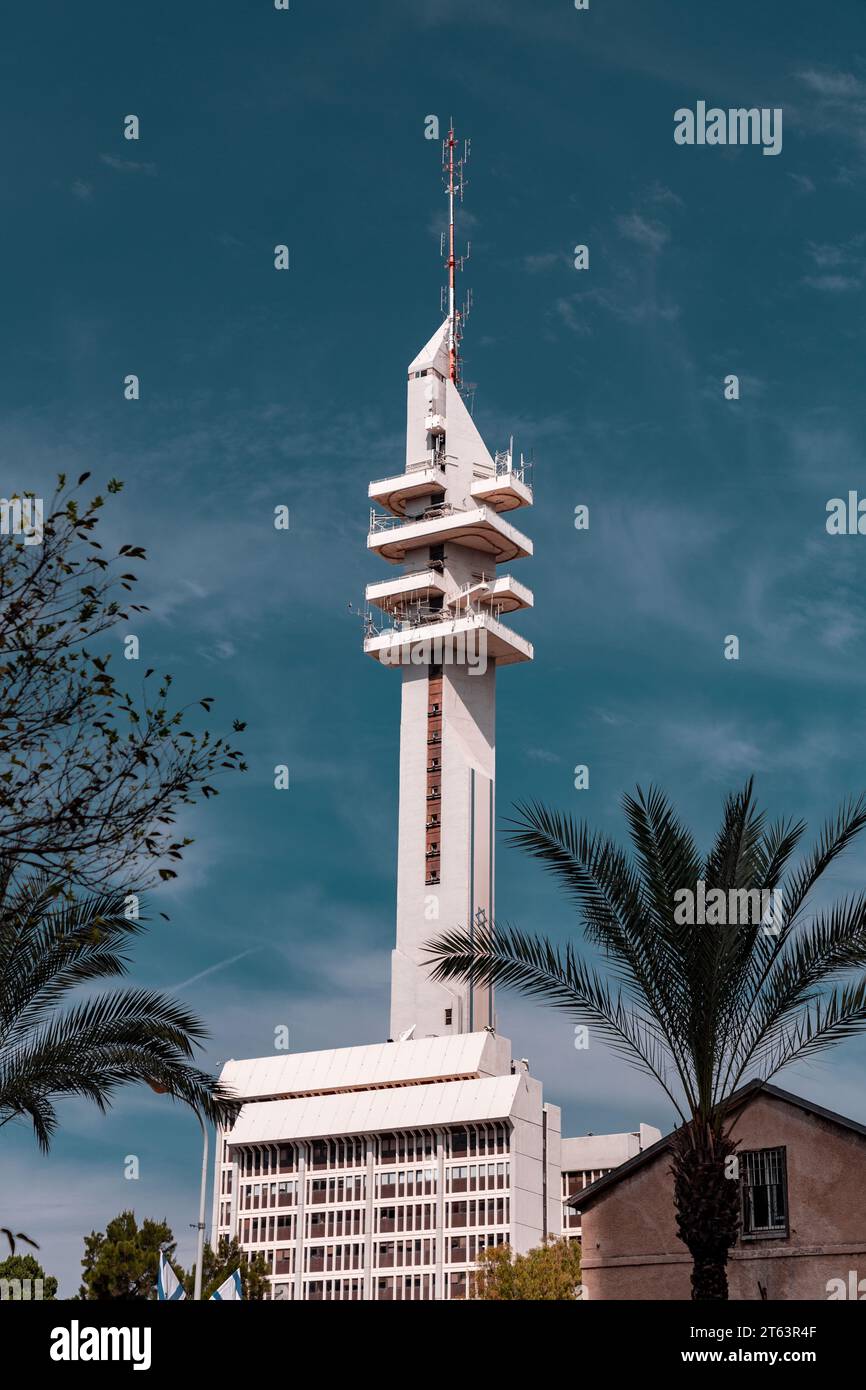 Tel Aviv, Israele - 4 ottobre 2023 - la torre di Marganit è un grattacielo situato a HaKirya, Tel Aviv, Israele. Completato nel 1987, l'edificio è di 138 m. Foto Stock