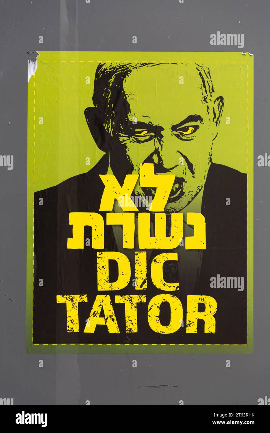 Tel Aviv, Israele - ottobre 2023 - poster che prende in giro con il primo ministro israeliano Benjamin Netanyahu sulle mura di Tel Aviv. Foto Stock