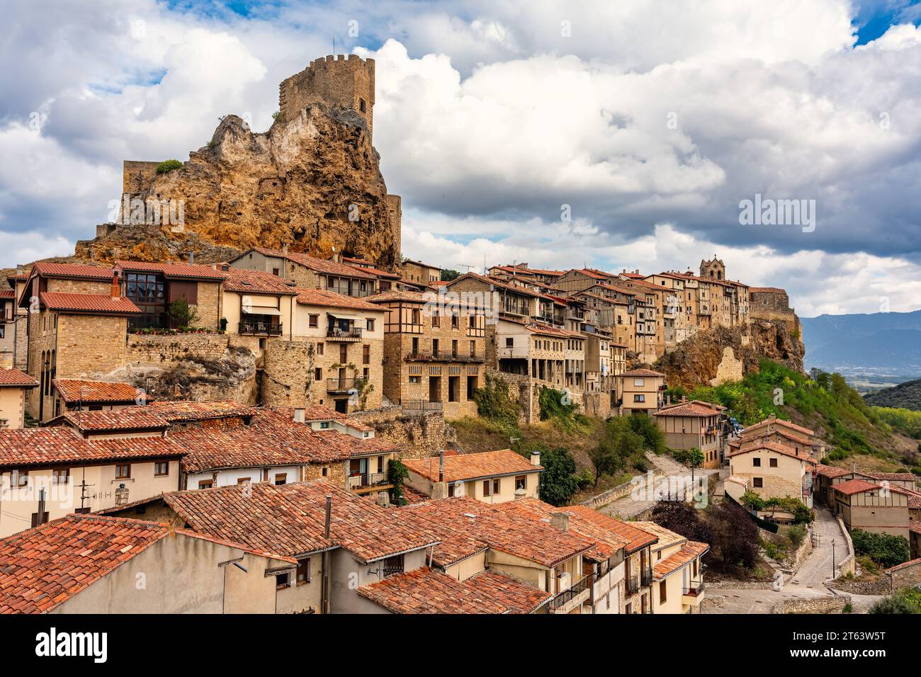 Complesso monumentale di Frias con il suo castello medievale e le pittoresche case in pietra, Burgos, Spagna. Foto Stock