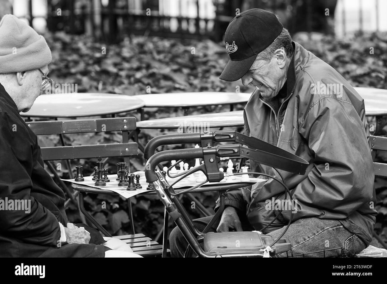 Foto in bianco e nero di due uomini anziani che giocano a scacchi a Bryant Park, New York City. Foto Stock