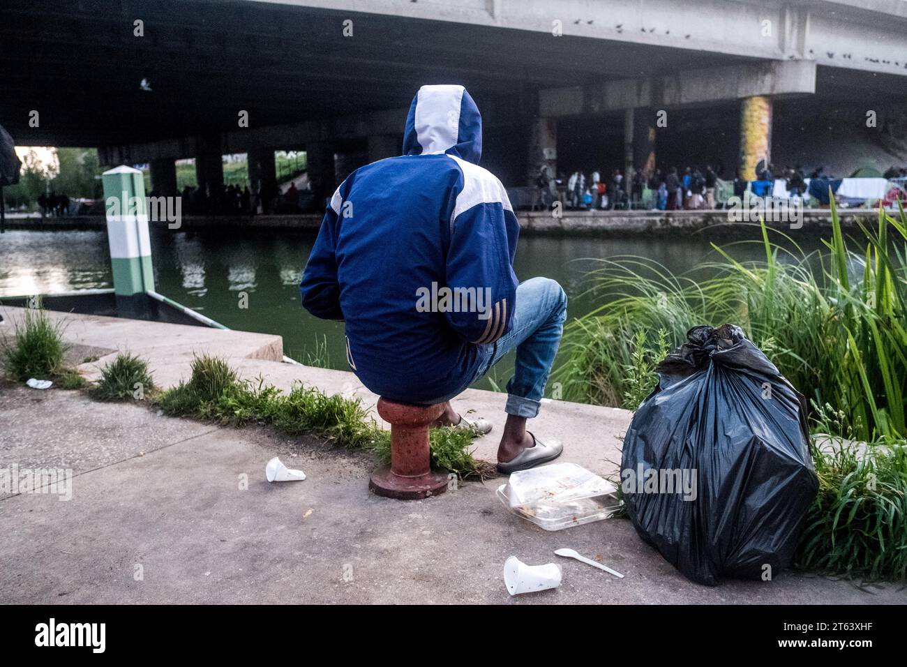 Michael Bunel/le Pictorium - esilio nella terra dei diritti umani - 30/05/2018 - Francia/Ile-de-France (regione)/Parigi - Un rifugiato sudanese guarda i migranti uscire dall'altra piattaforma. Ha in mano una borsa della spazzatura contenente la sua tenda. Smantellamento del campo millenaire. Questo è il 35° smantellamento a Parigi negli ultimi 3 anni. Le persone devono essere portate nei centri di accoglienza mentre la loro situazione amministrativa viene esaminata. Nell'ottobre 2015 il comune ha presentato diciotto impegni in un documento intitolato "mobilitare la comunità parigina per accogliere i rifugiati”. Il docum Foto Stock