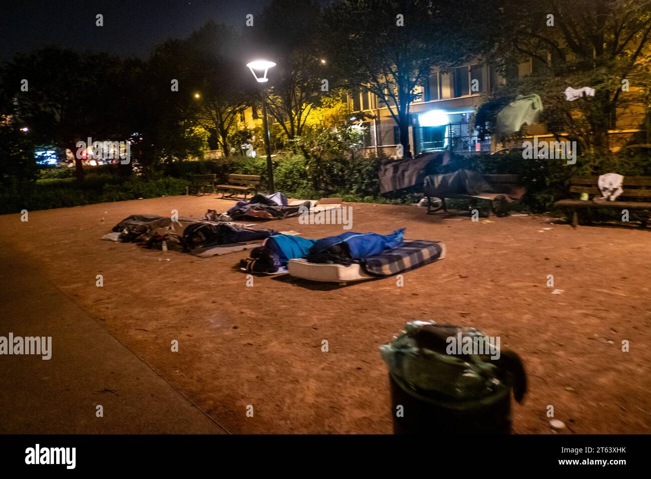 Michael Bunel/le Pictorium - esilio nella terra dei diritti umani - 18/08/2018 - Francia/Ile-de-France (regione)/Parigi - diversi migranti dormono tra i ratti del parco in avenue du president Wilson a Saint Denis.17 agosto 2018. Saint Denis. Francia. Nell'ottobre 2015 il comune ha presentato diciotto impegni in un documento intitolato "mobilitare la comunità parigina per accogliere i rifugiati”. Il documento si apre con questa frase: "Parigi, come altre città rifugiate, sarà all'altezza della sfida di accogliere i molti migranti che attualmente arrivano in Europa”. Un anno dopo, e con la città Foto Stock