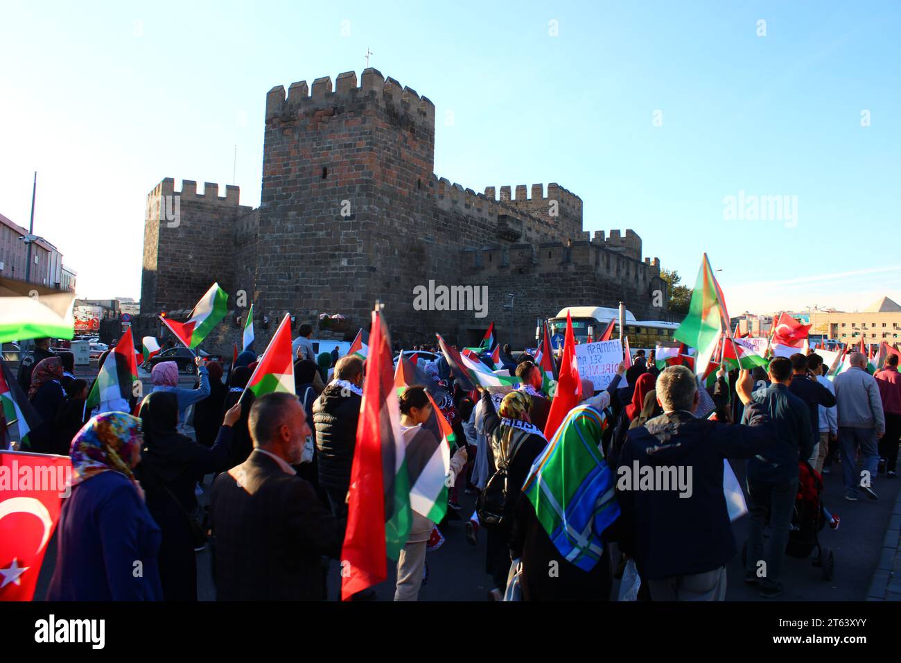 Musulmani turchi che protestano contro gli attacchi israeliani alla Palestina e a Gaza. Foto Stock