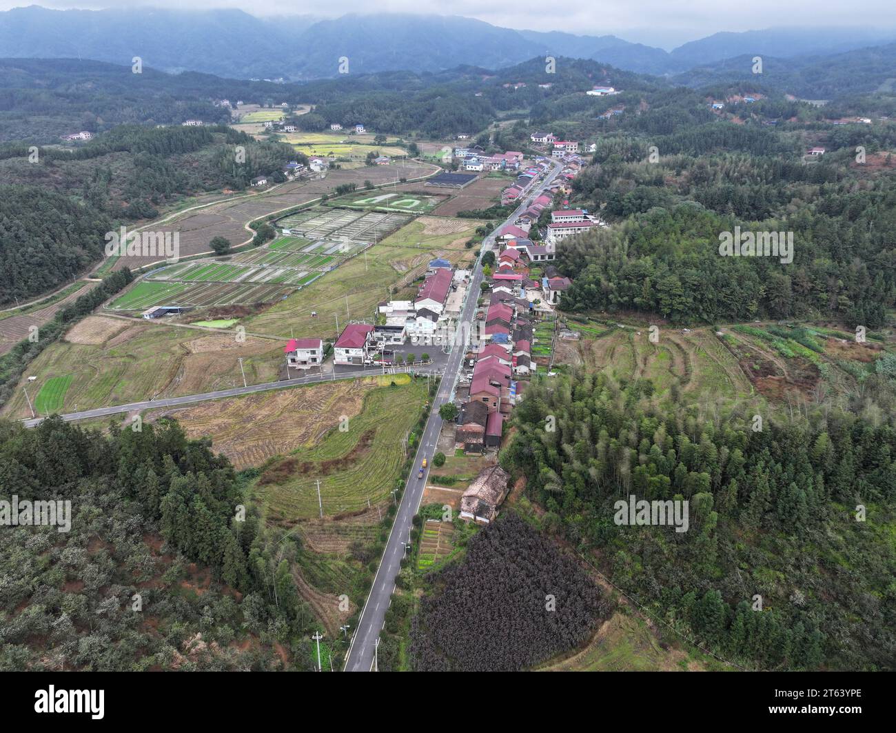 (231108) -- LIUYANG, 8 novembre 2023 (Xinhua) -- questa foto aerea scattata l'8 novembre 2023 mostra la vista della Xiaohe Township di Liuyang, nella provincia di Hunan della Cina centrale. Più di 400 abitanti della città, che prendono il pennello e creano dipinti quando non c'è molto lavoro da fare nelle fattorie, prendono il comando per entrare nel mercato dell'arte che può assicurare un reddito mensile medio di 3.500 RMB (circa 480 dollari americani). Il governo locale ha compiuto grandi sforzi negli ultimi anni per promuovere gli artisti creando un terminal logistico per facilitare la vendita delle opere d'arte sulla piattaforma di e-commerce. Foto Stock