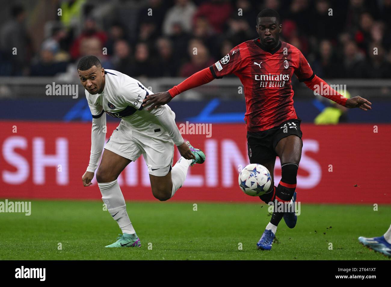 Kylian Mbappe (PSG) Fikayo Tomori (Milano) durante la partita di UEFA "Champions League 2023 2024" tra Milano 2-1 PSG allo Stadio Giuseppe Meazza il 7 novembre 2023 a Milano, Italia. Credito: Maurizio Borsari/AFLO/Alamy Live News Foto Stock