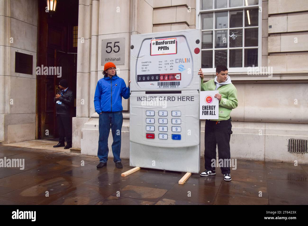 Londra, Inghilterra, Regno Unito. 8 novembre 2023. Attivisti di vari gruppi si sono riuniti al di fuori del Dipartimento per la sicurezza energetica e Net Zero a Westminster con un gigantesco contatore di pagamenti anticipati in segno di protesta contro l'adattamento forzato del PPMS per coloro che non sono in grado di permettersi le bollette energetiche. (Immagine di credito: © Vuk Valcic/ZUMA Press Wire) SOLO USO EDITORIALE! Non per USO commerciale! Foto Stock