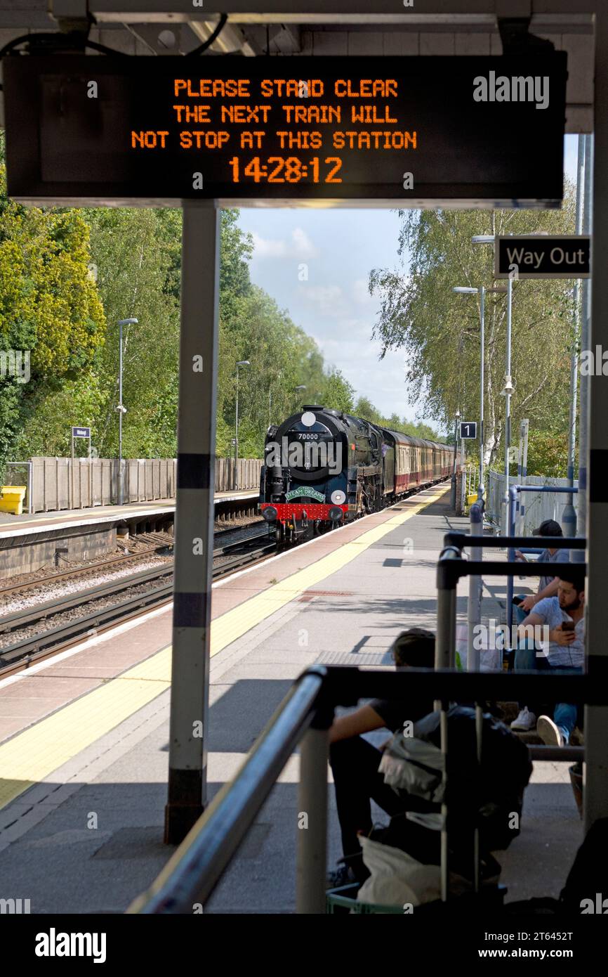 La locomotiva a vapore n. 70000 "Britannia" porta un treno escursionistico "Steam Dreams" in direzione sud attraverso la stazione di Hildenborough nel Kent, Regno Unito Foto Stock