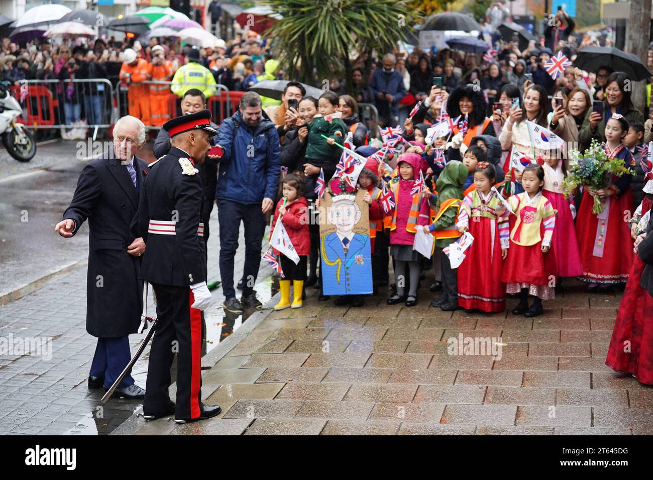 Re Carlo III arriva alla New Malden Methodist Church, a sud-ovest di Londra, per incontrare la comunità coreana prima della visita di Stato del Presidente della Repubblica di Corea e della First Lady alla fine di questo mese. Foto Stock