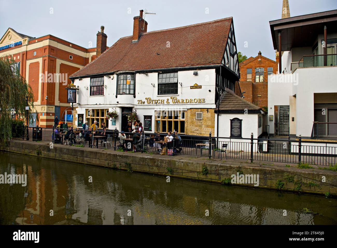 La casa pubblica strega e guardaroba accanto al fiume Witham, Lincoln, Regno Unito Foto Stock
