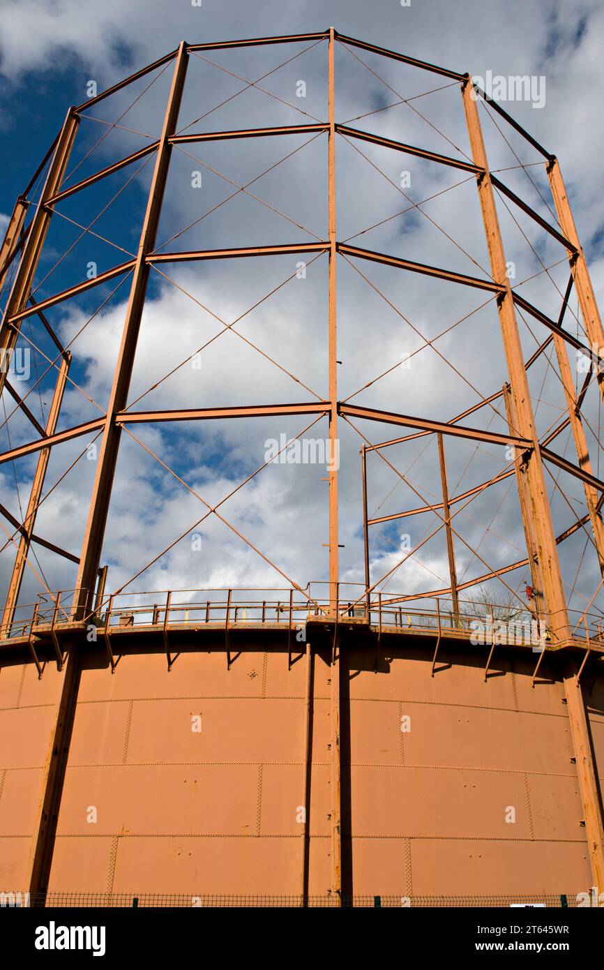 Un supporto per gas inutilizzato o un guasometro in attesa di demolizione a Tonbridge, Kent, Regno Unito Foto Stock