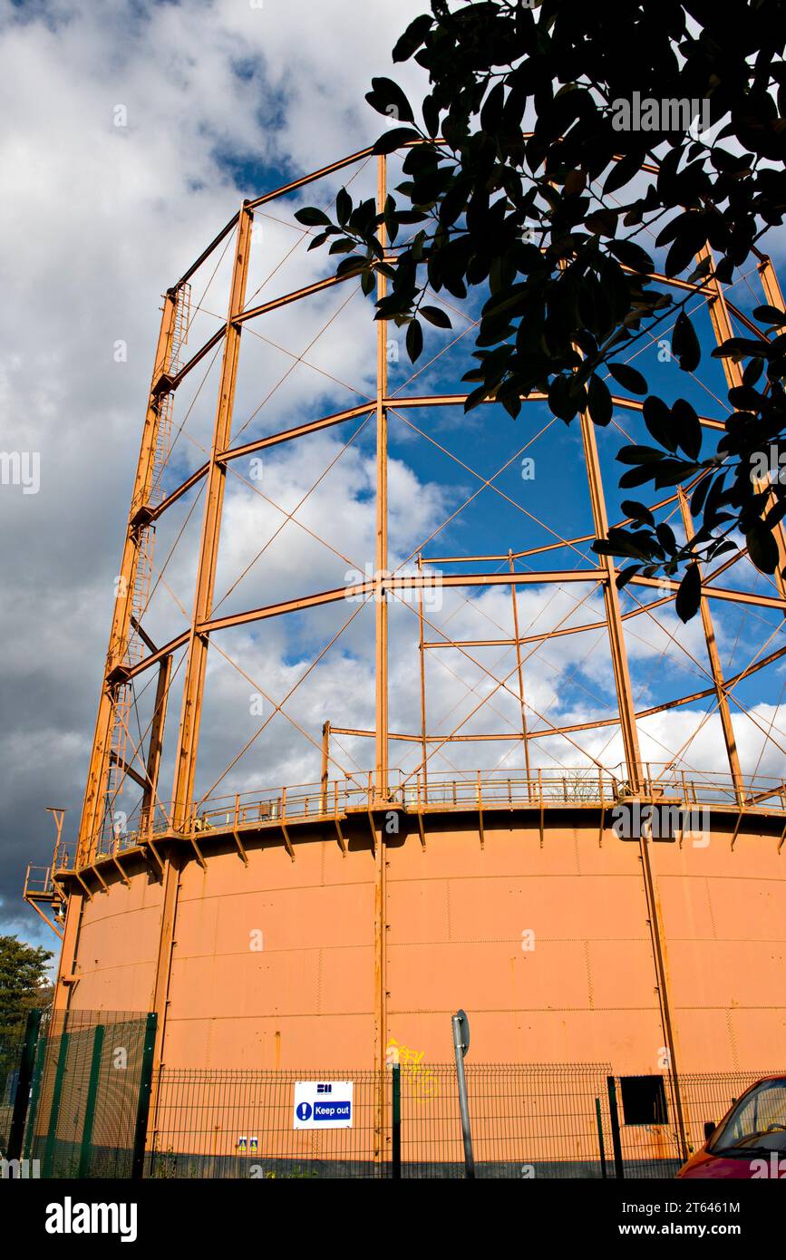 Un supporto per gas inutilizzato o un guasometro in attesa di demolizione a Tonbridge, Kent, Regno Unito Foto Stock