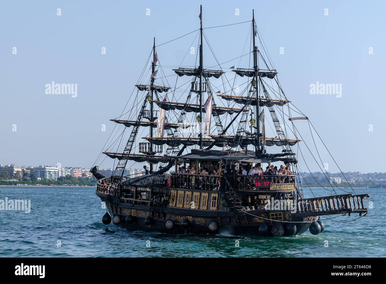 Salonicco, Grecia - 22 settembre 2023: Veduta di una barca pirata turistica in un tour escursionistico per i turisti a Salonicco Grecia Foto Stock