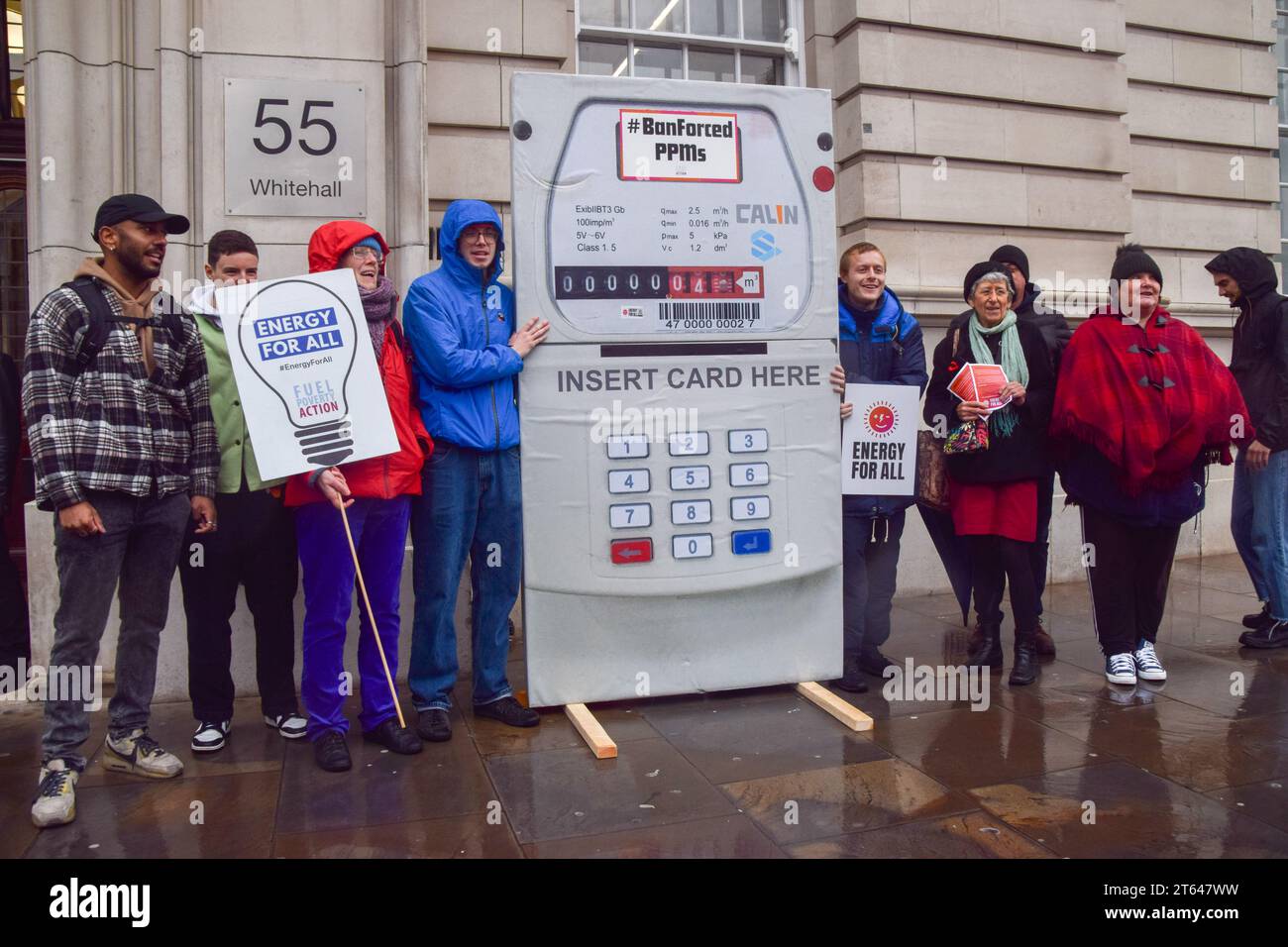 Londra, Inghilterra, Regno Unito. 8 novembre 2023. Attivisti di vari gruppi si sono riuniti al di fuori del Dipartimento per la sicurezza energetica e Net Zero a Westminster con un gigantesco contatore di pagamenti anticipati in segno di protesta contro l'adattamento forzato del PPMS per coloro che non sono in grado di permettersi le bollette energetiche. (Immagine di credito: © Vuk Valcic/ZUMA Press Wire) SOLO USO EDITORIALE! Non per USO commerciale! Foto Stock