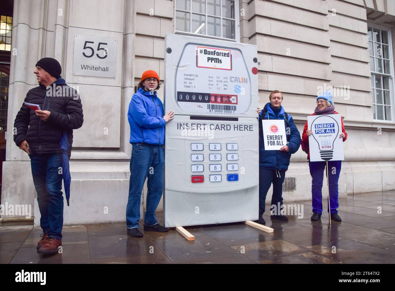 Londra, Inghilterra, Regno Unito. 8 novembre 2023. Attivisti di vari gruppi si sono riuniti al di fuori del Dipartimento per la sicurezza energetica e Net Zero a Westminster con un gigantesco contatore di pagamenti anticipati in segno di protesta contro l'adattamento forzato del PPMS per coloro che non sono in grado di permettersi le bollette energetiche. (Immagine di credito: © Vuk Valcic/ZUMA Press Wire) SOLO USO EDITORIALE! Non per USO commerciale! Foto Stock