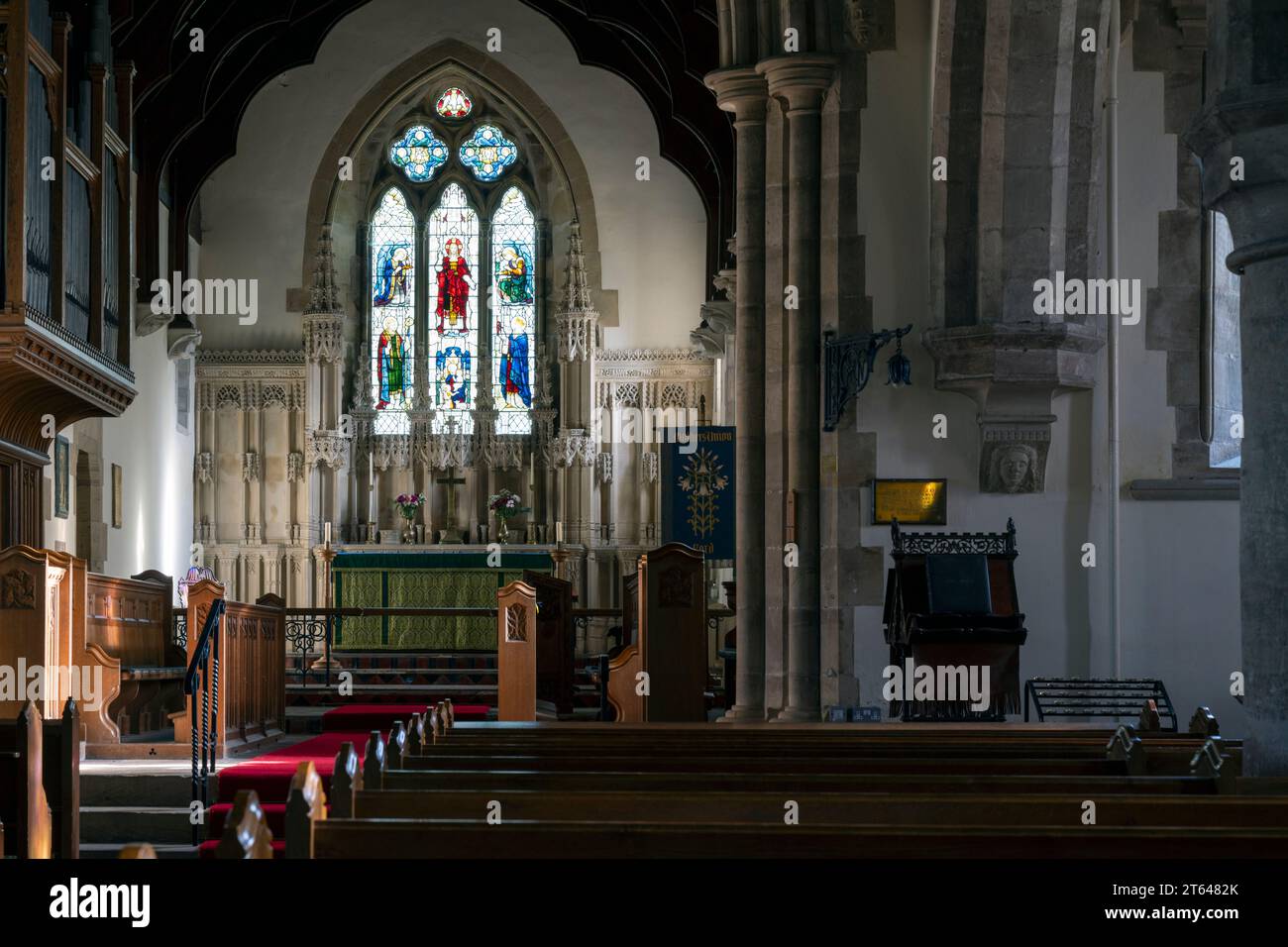 Chiesa Parrocchiale di San Michele e tutti i Santi, Ford, Northumberland, Inghilterra, Regno Unito - Vista interna della navata e del coro Foto Stock