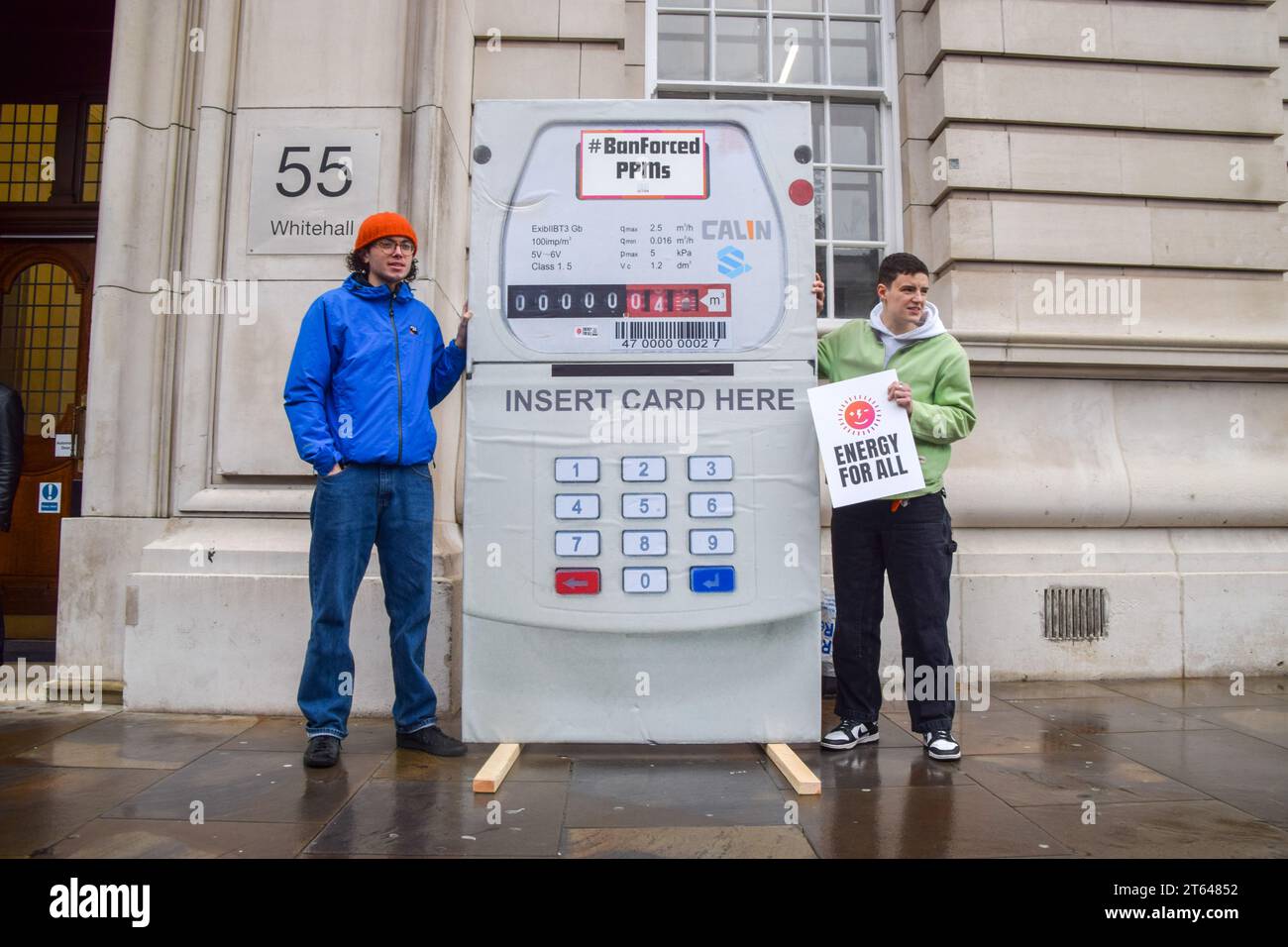 Londra, Regno Unito. 8 novembre 2023. Attivisti di vari gruppi si sono riuniti al di fuori del Dipartimento per la sicurezza energetica e Net Zero a Westminster con un gigantesco contatore di pagamenti anticipati in segno di protesta contro l'adattamento forzato del PPMS per coloro che non sono in grado di permettersi le bollette energetiche. Credito: Vuk Valcic/Alamy Live News Foto Stock
