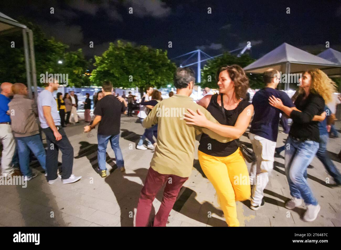 22-09-2015, Genova, Itay. Ballare allegramente a Genova di notte con musica dal vivo (fisarmonica e) diverse coppie danceng e divertirsi sotto il gruppo di liv Foto Stock